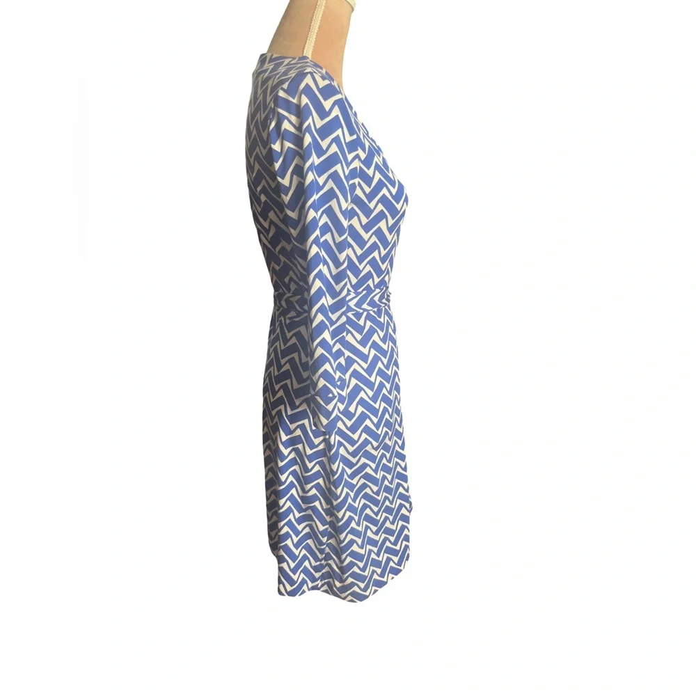 Diane Von Furstenberg Julian Blue and White Geometric Pattern Mini Wrap Dress - Picture 4 of 10